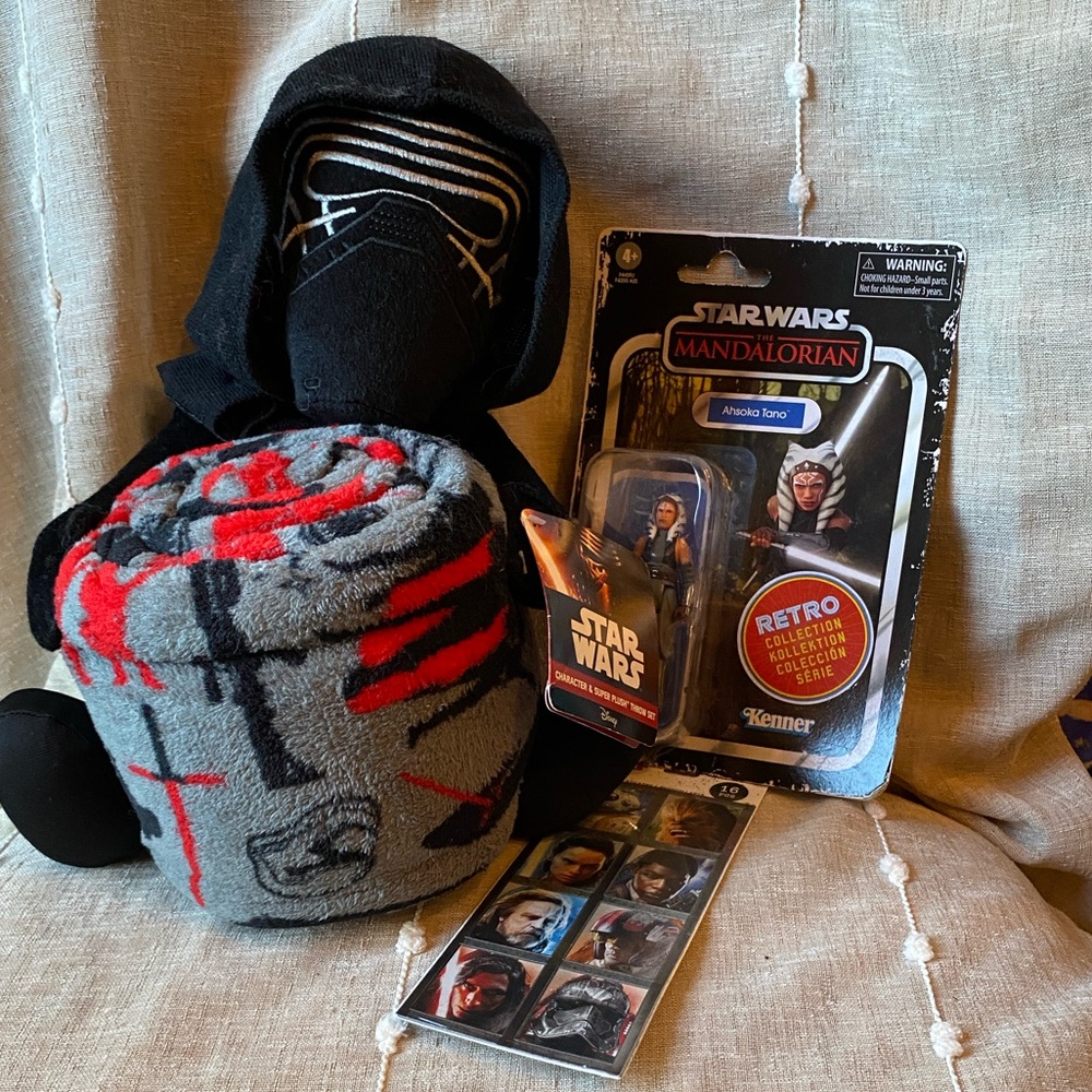 Disney Star Wars Black and Red Plush Set with Mandalorian figure